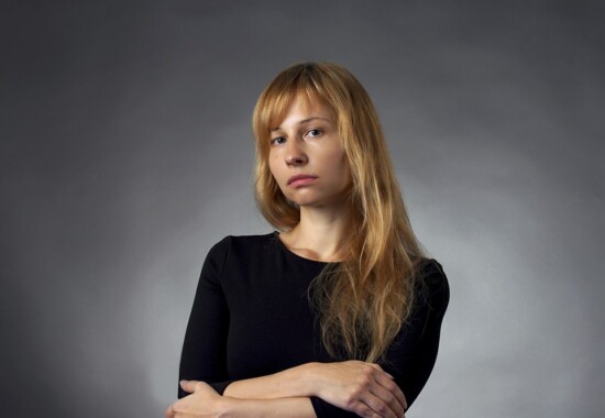 目を逸らさない