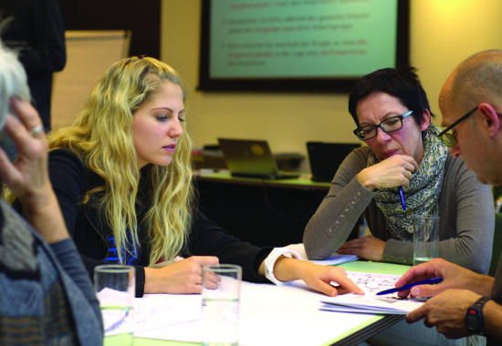 夫の不倫を親友に相談する