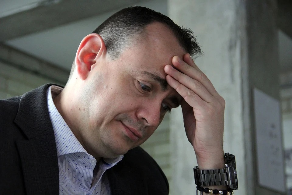 不倫ブス女の指令を受ける夫